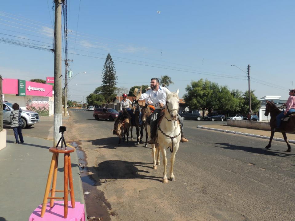 Foto 5 de 10 — Amigos fazem carreata para celebrar recuperação de empresário curado do coronavírus